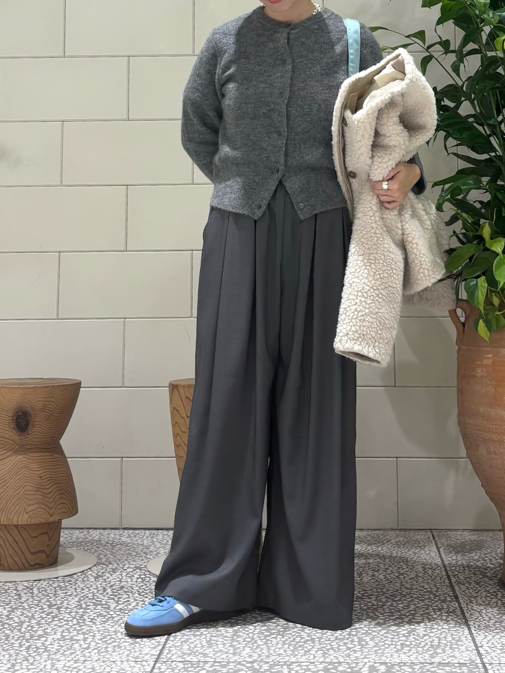 グレー系のカーディガン/ボレロ、ホワイト系のその他アウター、グレー系のその他パンツを着用したレディースの秋コーディネートの2枚目の写真