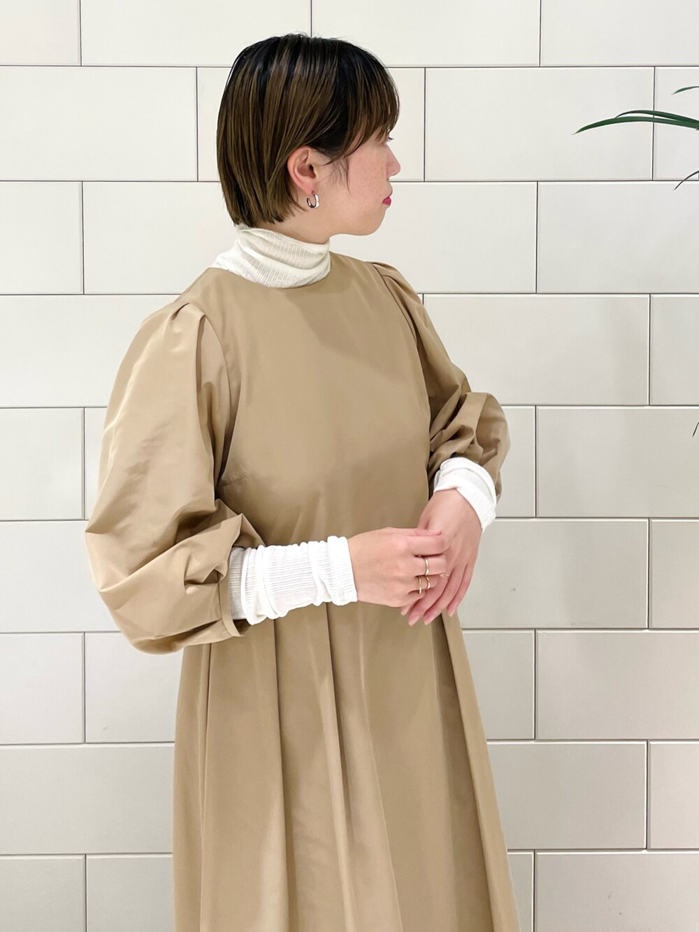 「シンプル、レイヤードスタイル、タートルネック、ワンピース、結婚式、結婚式二次会スタイル、ブーツ、淡色コーデ、着回しコーデ」｜「URBAN RESEARCHのLA MAISON　袖ボリュームワンピース（ワンピース、ベージュ系）」を使った、MINAMIさん（レディース・158cm）の冬コーディネートの3枚目の写真