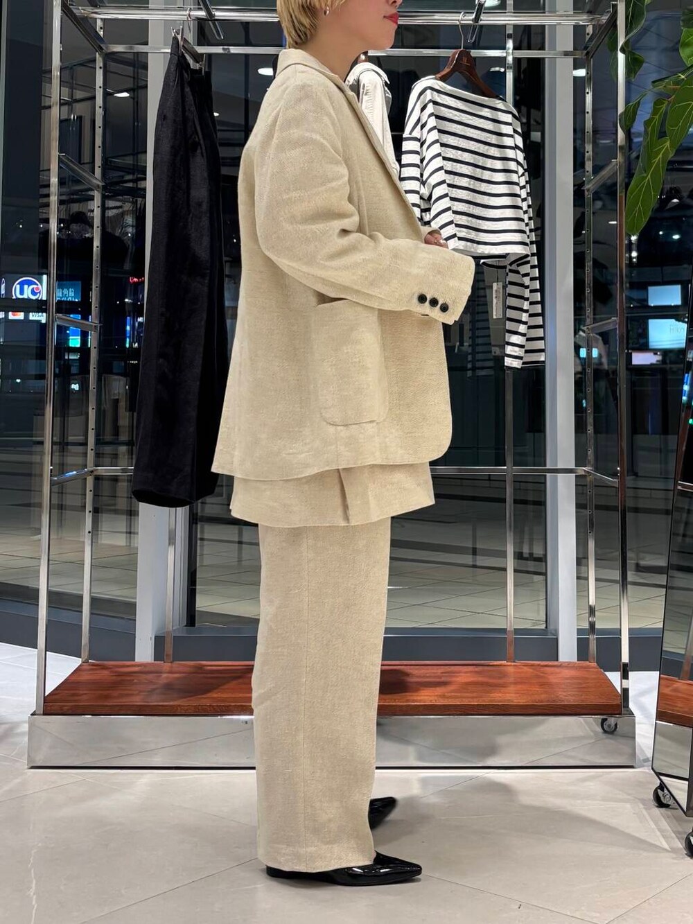 「大人カジュアル、ジャケット、セットアップ、きれいめカジュアル、URBANRESEARCH、newarrival、骨格ウェーブ、ウェーブ×ブルベ夏、春のジャケットスタイル」|「URBAN RESEARCHのポインテッドバックストラップシューズ(パンプス、ブラック系)」を使った、MINAMIさん(レディース・158cm)の春コーディネートの3枚目の写真