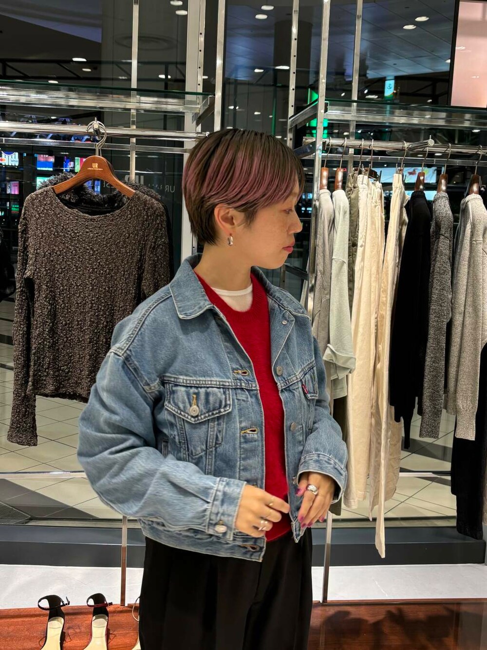 「カジュアルコーデ、URBANRESEARCH、newarrival、ブルベ夏、骨格ウェーブ、秋のお出かけコーデ、ウェーブ×ブルベ夏、盛夏から晩夏へスイッチコーデ、ウェーブ×カジュアル、ウェーブ×着やせ、即着デニムコーデ、私の推し新作アイテム、先取り秋カラーコーデ、私のnewデニムスタイル、初秋の羽織りものコーデ」｜「adidasのadidas　HANDBALL SPEZIAL（スニーカー、ブラック系）」を使った、MINAMIさん（レディース・158cm）の夏コーディネートの3枚目の写真