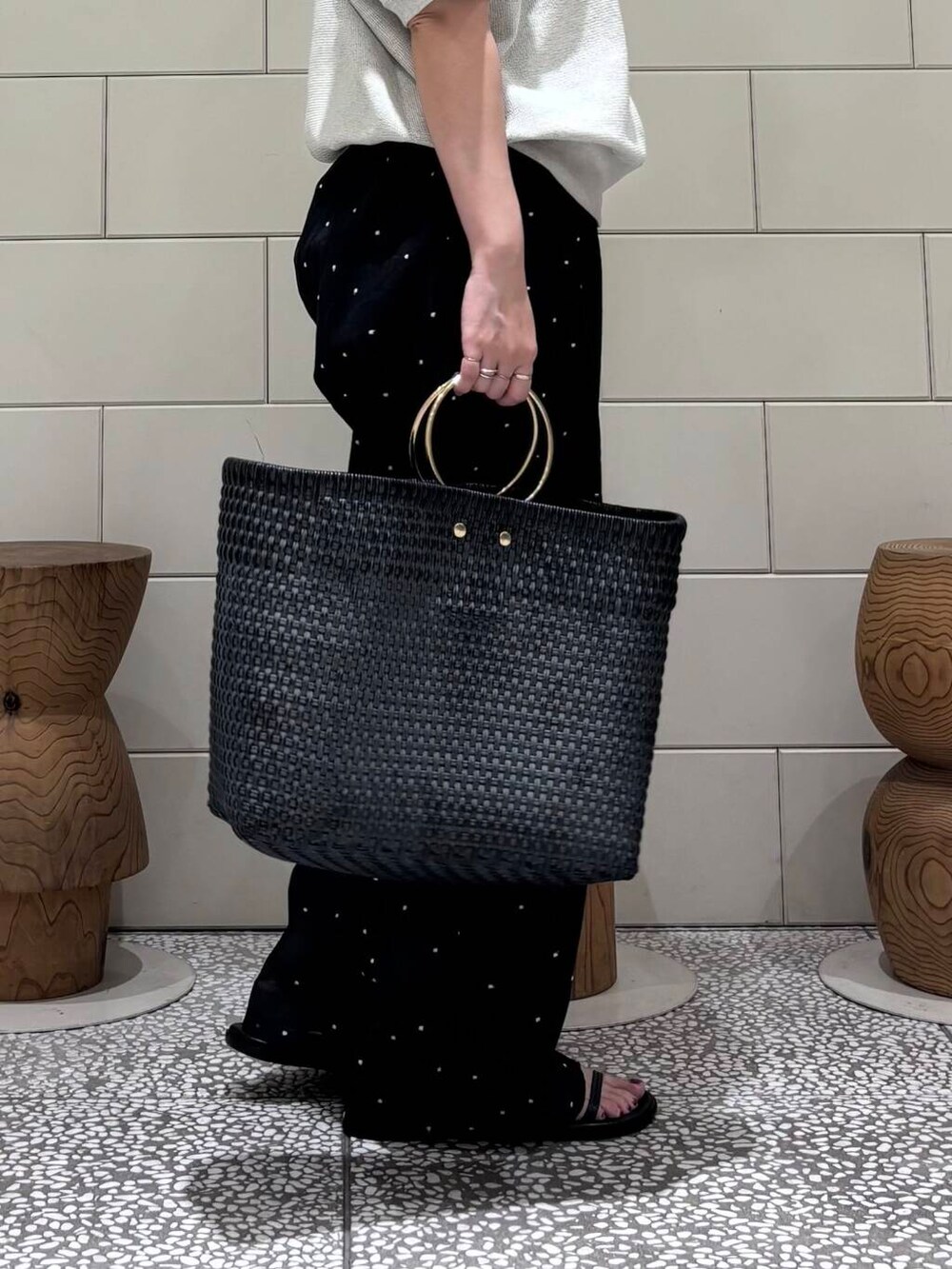 ブラック系のその他パンツ、ブラック系のサンダル、グレー系のTシャツ/カットソーを着用したレディースの春コーディネートの2枚目の写真