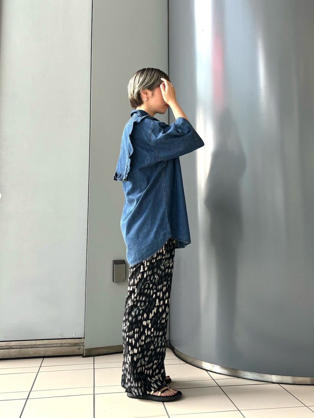 「休日スタイル、おしゃ見えテクニック、シンプル、フリル、パンツスタイル」｜「LAATOのdenim blouse（シャツ/ブラウス、ブルー系）」を使った、MINAMIさん（レディース・158cm）の夏コーディネートの2枚目の写真