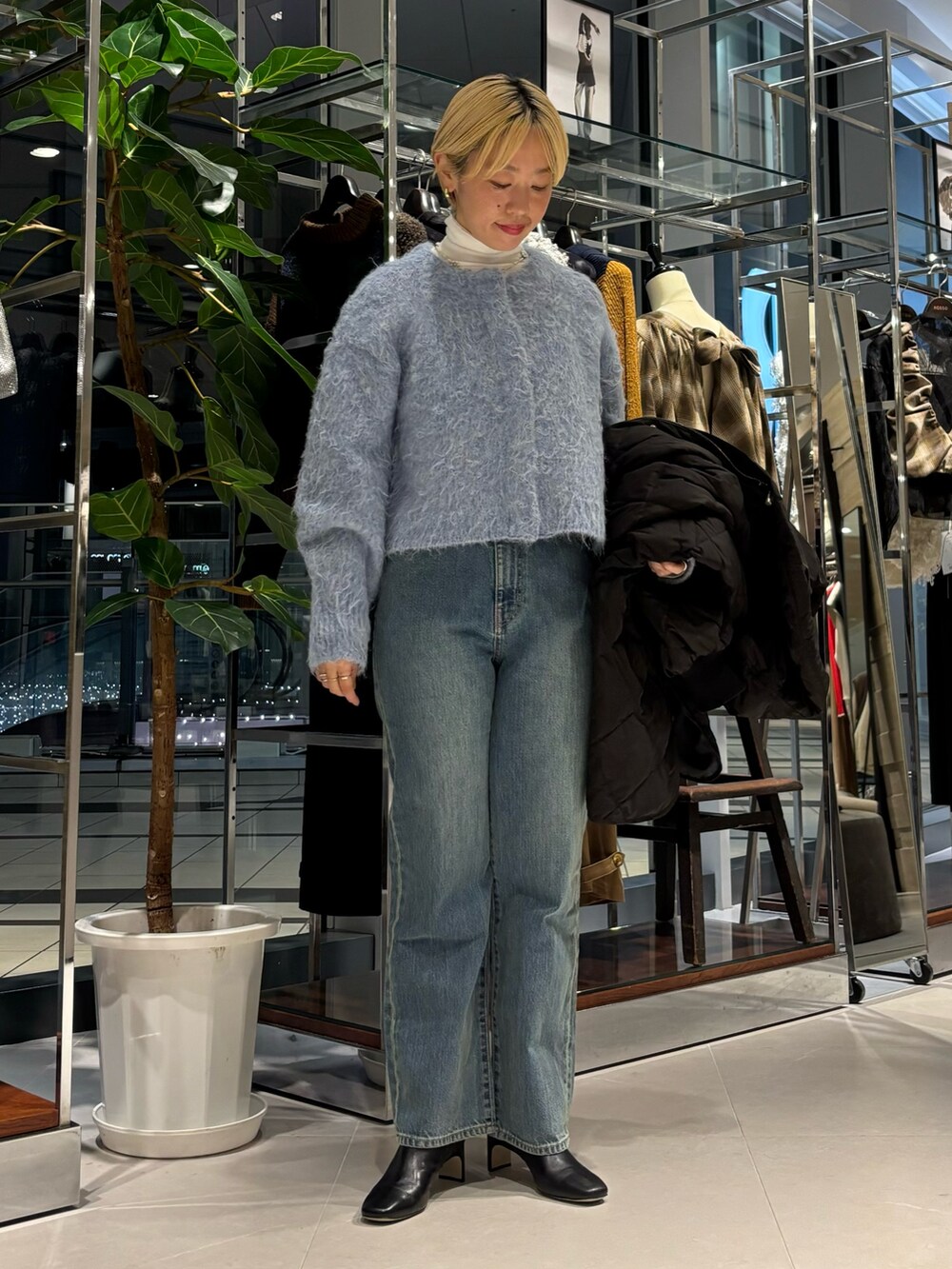 「キルティング、タートルネック、冬アウター、最近のいい感じコーデ、冬コーデ、お出かけコーデ、デニム」｜「URBAN RESEARCHのカラーシャギーニットカーディガン（カーディガン/ボレロ、ブルー系）」を使った、MINAMIさん（レディース・158cm）の秋コーディネートの4枚目の写真