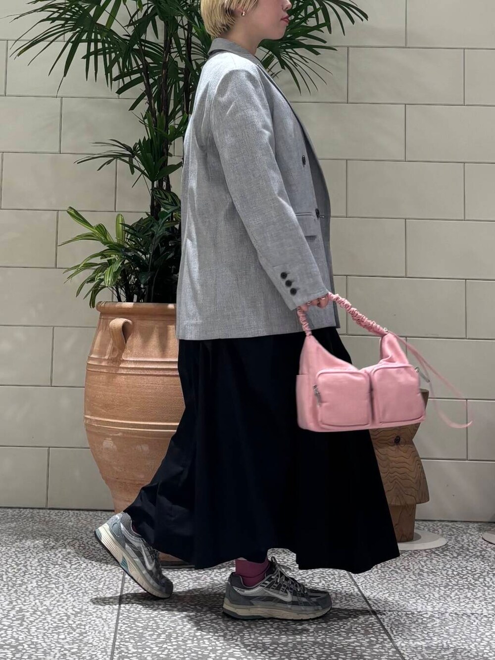 「大人カジュアル、URBANRESEARCH、newarrival、骨格ウェーブ、ウェーブ×ブルベ夏、私のイチ推しブランド、春のジャケットスタイル、スタッフが狙う春の新作、春服みてみて、大人コーデ、ジャケット、きれいめカジュアル、スニーカー、スカート」｜「RODE SKOのhun RODE SKO　Gather pocket（ショルダーバッグ、レッド系）」を使った、MINAMIさん（レディース・158cm）の冬コーディネートの3枚目の写真