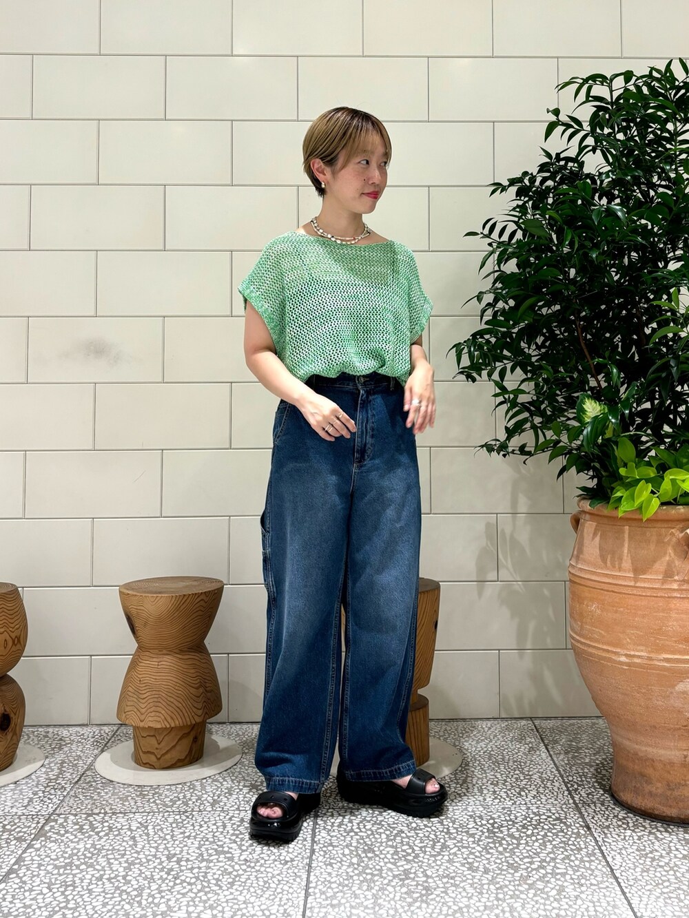 「夏コーデ、サンダル、厚底シューズ、シアートップス、デニム、オトナカジュアル」｜「URBAN RESEARCHのメランジメッシュニット（ニット/セーター、グリーン系）」を使った、MINAMIさん（レディース・158cm）の夏コーディネートの2枚目の写真