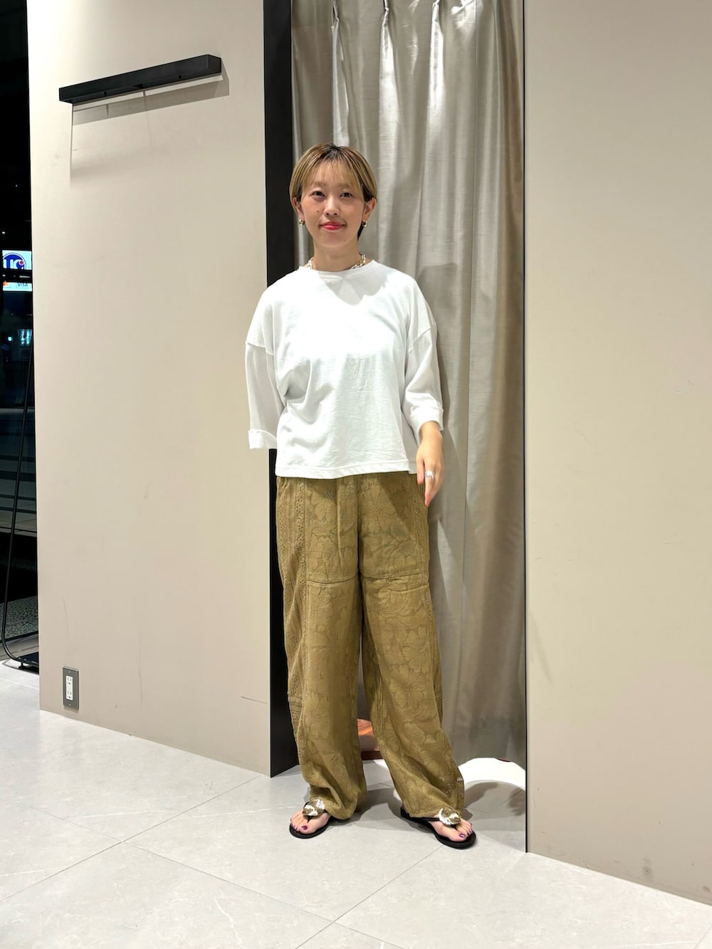 「夏コーデ、プチプラ、お出かけコーデ、サンダル、シンプルコーデ」｜「かぐれのワイドスリーブクロップドカットソー（Tシャツ/カットソー、ホワイト系）」を使った、MINAMIさん（レディース・158cm）の夏コーディネートの2枚目の写真