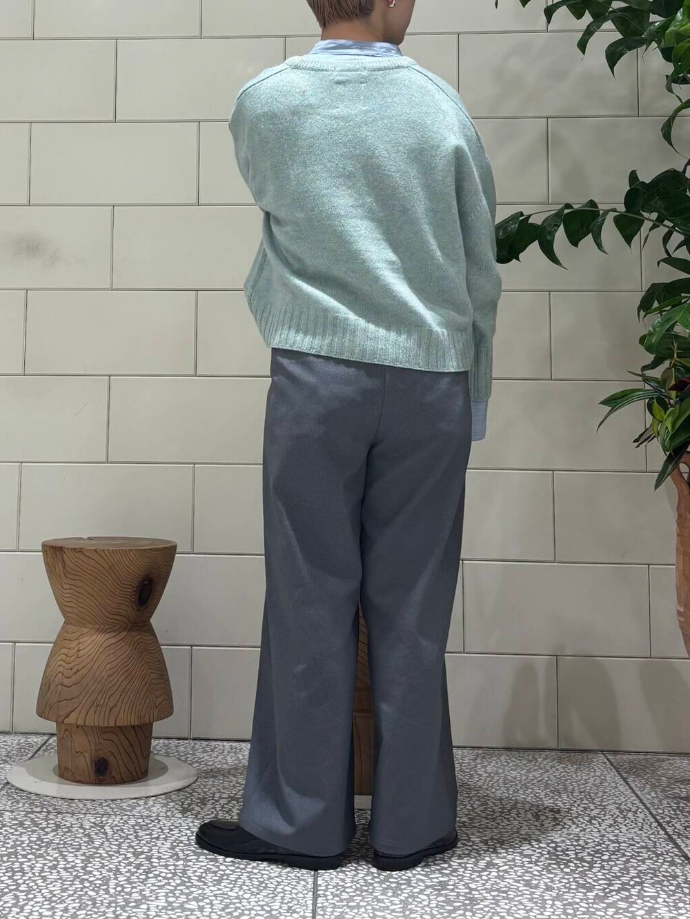 ブルー系のTシャツ/カットソー、ブルー系のニット/セーター、グレー系のその他パンツを着用したレディースの冬コーディネートの4枚目の写真