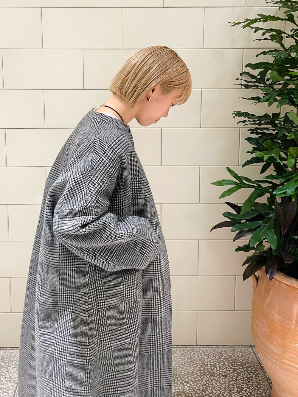 「シンプルスタイル、秋のコーデ、コート、ロングコート、リバーシブル、ブーツ、きれいめカジュアル」|「URBAN RESEARCHのdecor Plump Drop Pierce(ピアス(両耳用)、ゴールド系)」を使った、MINAMIさん(レディース・158cm)の秋コーディネートの4枚目の写真