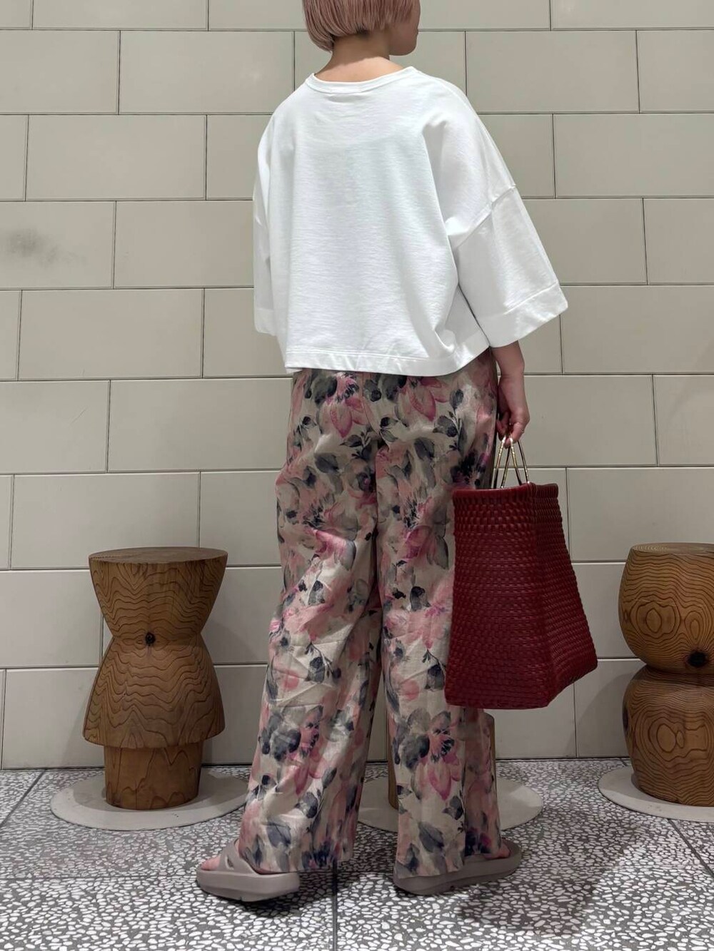 ベージュ系のサンダル、ホワイト系のTシャツ/カットソー、ピンク系のその他パンツを着用したレディースの春コーディネートの3枚目の写真