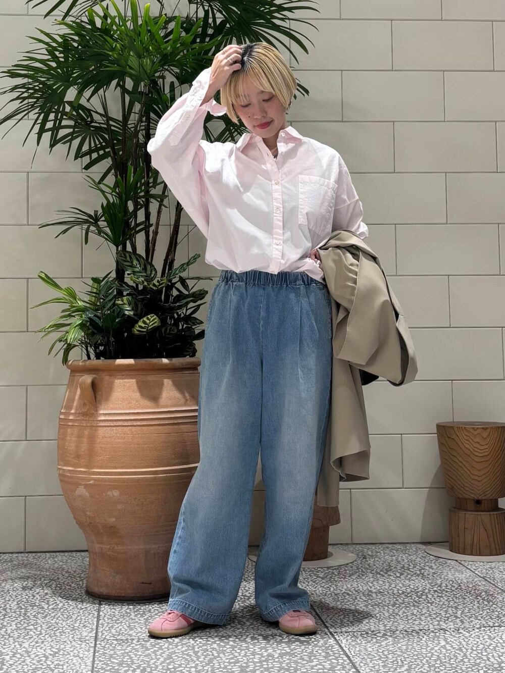 「大人カジュアル、デニム、きれいめカジュアル、URBANRESEARCH、トレンチコート、newarrival、骨格ウェーブ、ウェーブ×ブルベ夏、ここでしか手に入らない別注アイテム、春アウターコーデ」｜「かぐれのフェードデニムイージーパンツ（デニムパンツ、ブルー系）」を使った、MINAMIさん（レディース・158cm）の春コーディネートの3枚目の写真