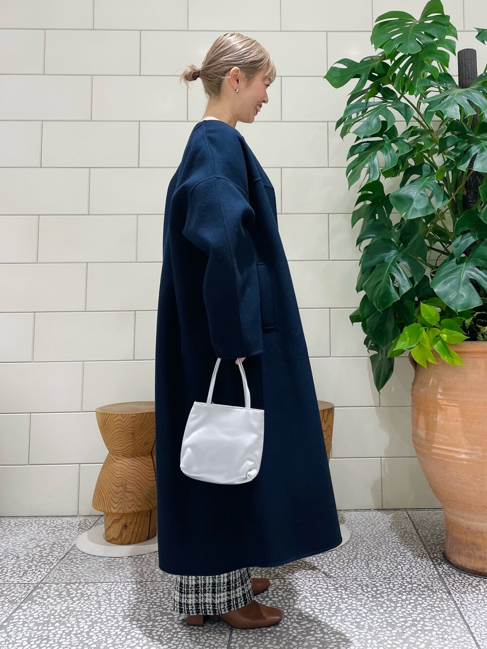 「新星WEARISTAにエントリー、冬アウター、ホワイトコーデ、クリスマスに着たい服、ロングコート、マイベストコーデ2023、お出かけコーデ、コート、おでかけコーデ」｜「URBAN RESEARCHのSuper140ノーカラーリバーコート（その他アウター、ブルー系）」を使った、MINAMIさん（レディース・158cm）の冬コーディネートの2枚目の写真