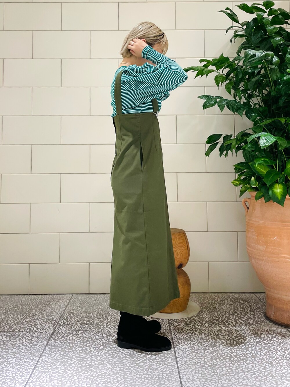 「ワントーンコーデ、ジャンスカ、グリーン、ボーダー、カットソー、ブーツ、レースアップシューズ、秋服準備はじめました、リング、シルバーアクセサリー」｜「URBAN RESEARCHのdecor　Round Locket pendant（チャーム、シルバー系）」を使った、MINAMIさん（レディース・158cm）の秋コーディネートの2枚目の写真