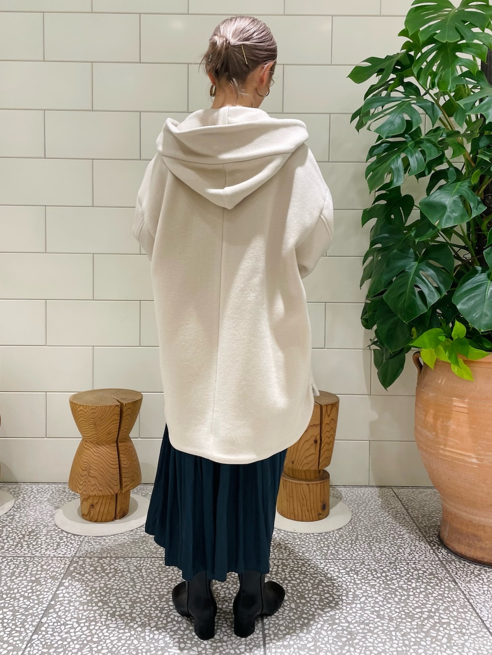 「新星WEARISTAにエントリー、ワンピース、休日スタイル、クリスマスに着たい服、マイベストコーデ2023、お出かけコーデ、きれいめカジュアル、ブーツ、大人かわいい」｜「URBAN RESEARCH ROSSO WOMENのMANTECO Aラインフーディーコート（その他アウター、ホワイト系）」を使った、MINAMIさん（レディース・158cm）の冬コーディネートの3枚目の写真