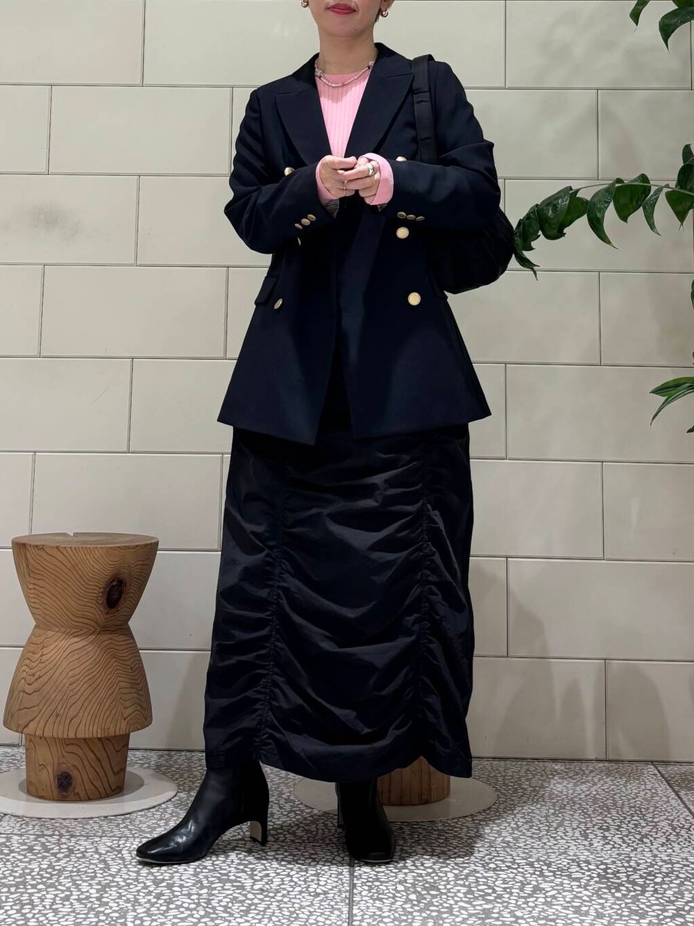 ブラック系のスカート、ブルー系のその他アウター、ピンク系のニット/セーターを着用したレディースの冬コーディネートの4枚目の写真