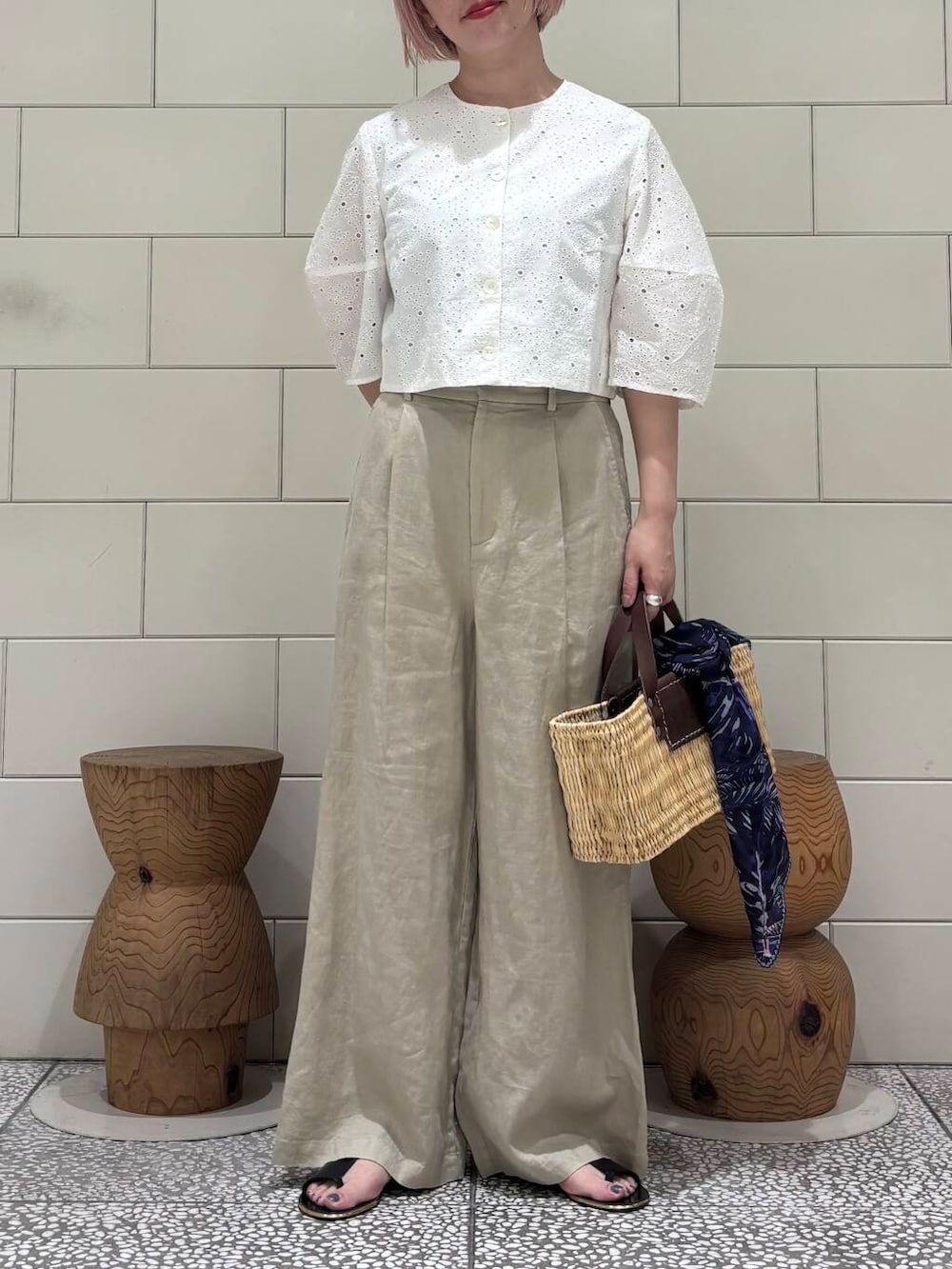「大人カジュアル、URBANRESEARCH、シンプルコーデ、サンダル、レース、newarrival、サンダルコーデ、お出かけコーデ、淡色コーデ、骨格ウェーブ、ウェーブ×ブルベ夏、夏の涼しげパンツコーデ」｜「URBAN RESEARCHのストローカゴバッグ（かごバッグ、ブラウン系）」を使った、MINAMIさん（レディース・158cm）の夏コーディネートの2枚目の写真