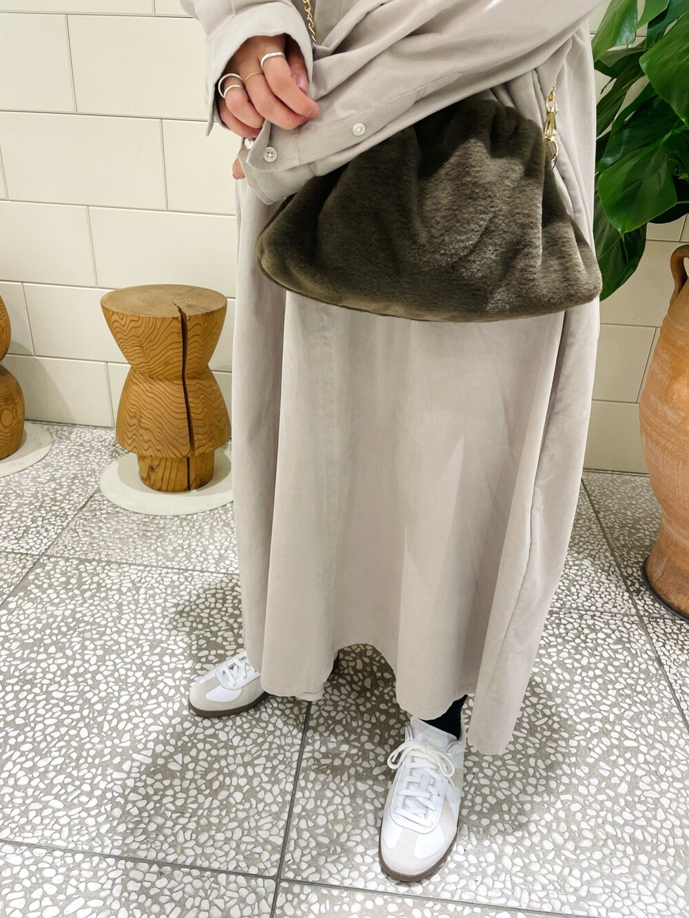 「秋服まるっと大公開、ショルダーバッグ、ベージュ、スポーツミックス、ワンピース、シンプルコーデ、コーデュロイ、淡色コーデ」｜「URBAN RESEARCHの『UR TECH』コーデュロイシャツワンピース（ワンピース、ベージュ系）」を使った、MINAMIさん（レディース・158cm）の秋コーディネートの3枚目の写真