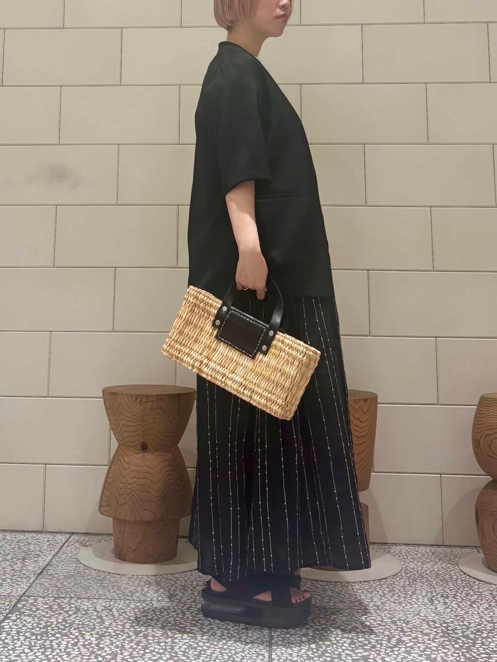 「ワンピース、大人カジュアル、きれいめカジュアル、URBANRESEARCH、サンダル、レイヤードスタイル、newarrival、休日スタイル、お出かけコーデ、骨格ウェーブ、ウェーブ×ブルベ夏、やや暑い、寒暖差対策アイテム、初夏アウター」|「NIKEのNIKE エアマックスアイラサンダル(サンダル、ブラック系)」を使った、MINAMIさん(レディース・158cm)の春コーディネートの4枚目の写真