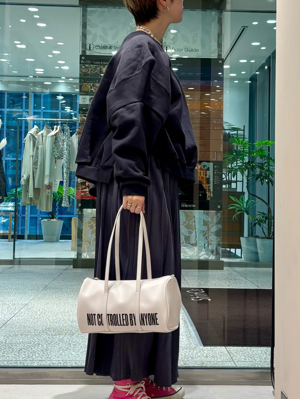 「秋っぽコーデ更新中、ロングスカート、秋コーデ、デートコーデ、スウェット、お出かけコーデ」｜「LAATOのknit pleats skirt（スカート、グレー系）」を使った、MINAMIさん（レディース・158cm）の秋コーディネートの2枚目の写真