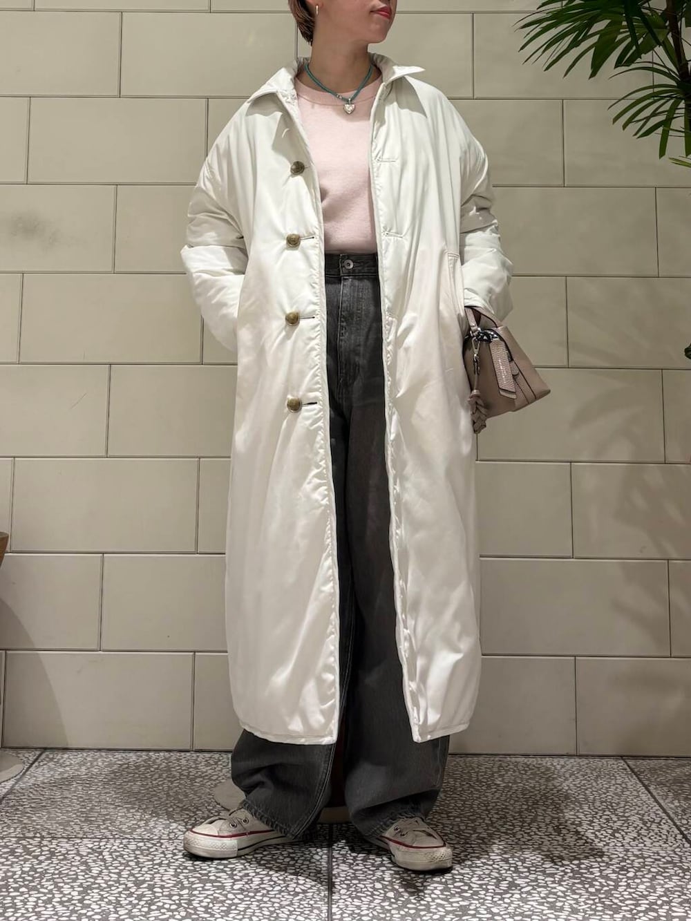 ホワイト系のその他アウター、グリーン系のデニムパンツ、ピンク系のニット/セーターを着用したレディースの冬コーディネートの2枚目の写真