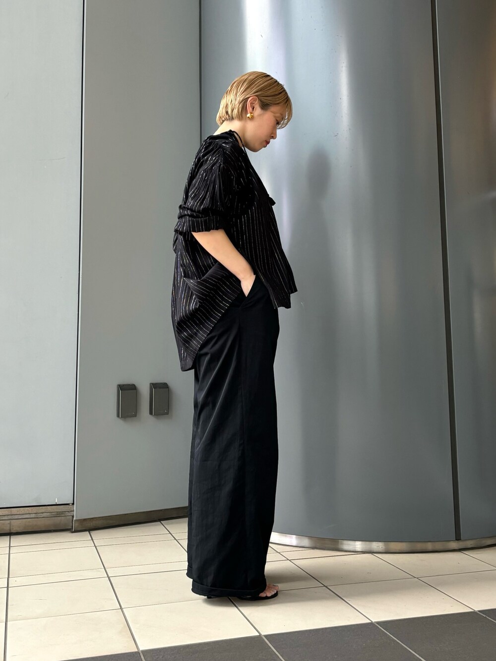 「ブラウス、お出かけコーデ、デートコーデ、きれいめカジュアル、春夏コーデ、ラメ、初夏コーデ」｜「URBAN RESEARCHのラメストライプチュニックブラウス（シャツ/ブラウス、ブラック系）」を使った、MINAMIさん（レディース・158cm）の春コーディネートの2枚目の写真