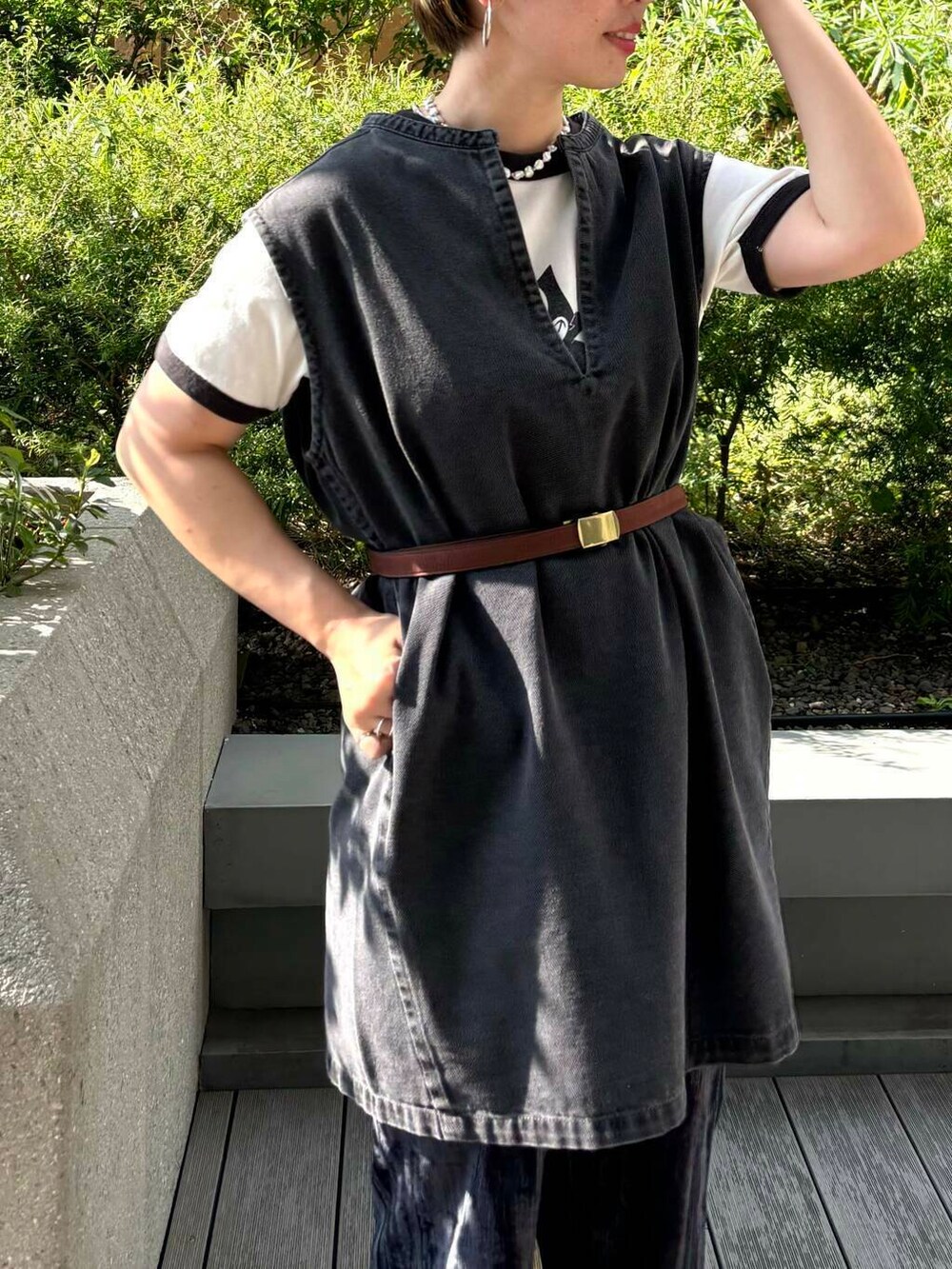 ホワイト系のTシャツ/カットソー、ブラック系のベスト、ブルー系のその他パンツを着用したレディースの夏コーディネートの3枚目の写真