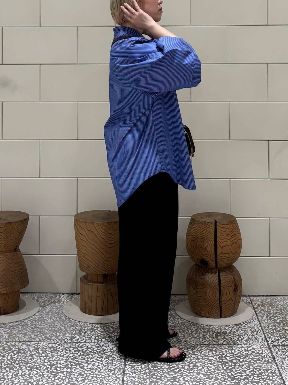 ブラック系のその他パンツ、ブラック系のショルダーバッグ、ブルー系のシャツ/ブラウスを着用したレディースの春コーディネートの3枚目の写真