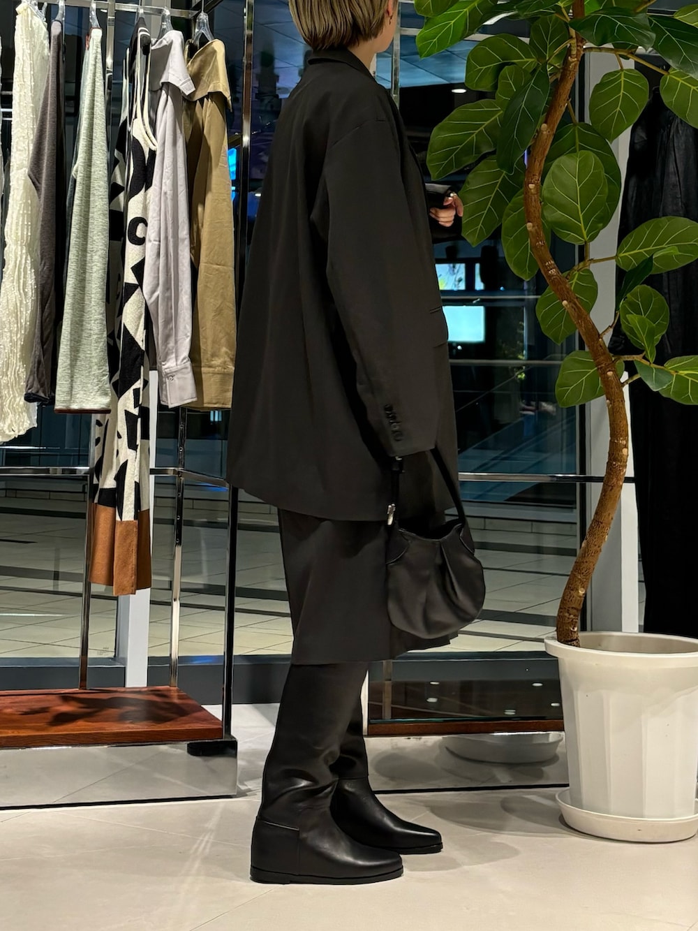 「お出かけコーデ、秋服準備はじめました、セットアップ、トレンド、韓国ファッション」｜「LAATOのover jacket（その他アウター、グレー系）」を使った、MINAMIさん（レディース・158cm）の夏コーディネートの3枚目の写真