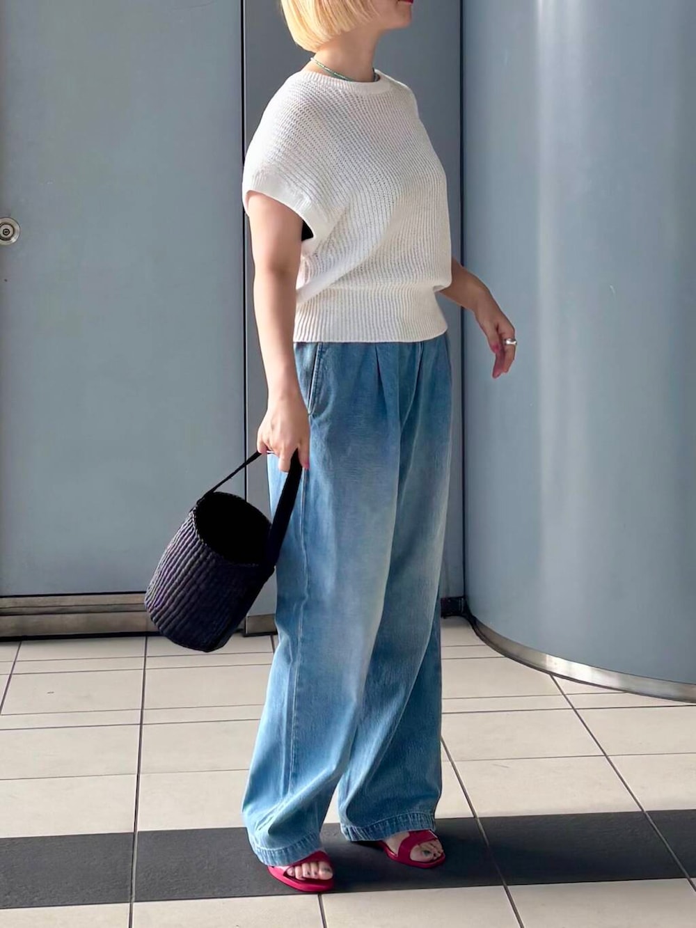 「大人カジュアル、デニム、イージーパンツ、URBANRESEARCH、夏コーデ、newarrival、お出かけコーデ、旅行コーデ、骨格ウェーブ、暑い、ウェーブ×ブルベ夏、私が選ぶセールアイテム25ss」｜「かぐれのフェードデニムイージーパンツ（デニムパンツ、ブルー系）」を使った、MINAMIさん（レディース・158cm）の夏コーディネートの2枚目の写真