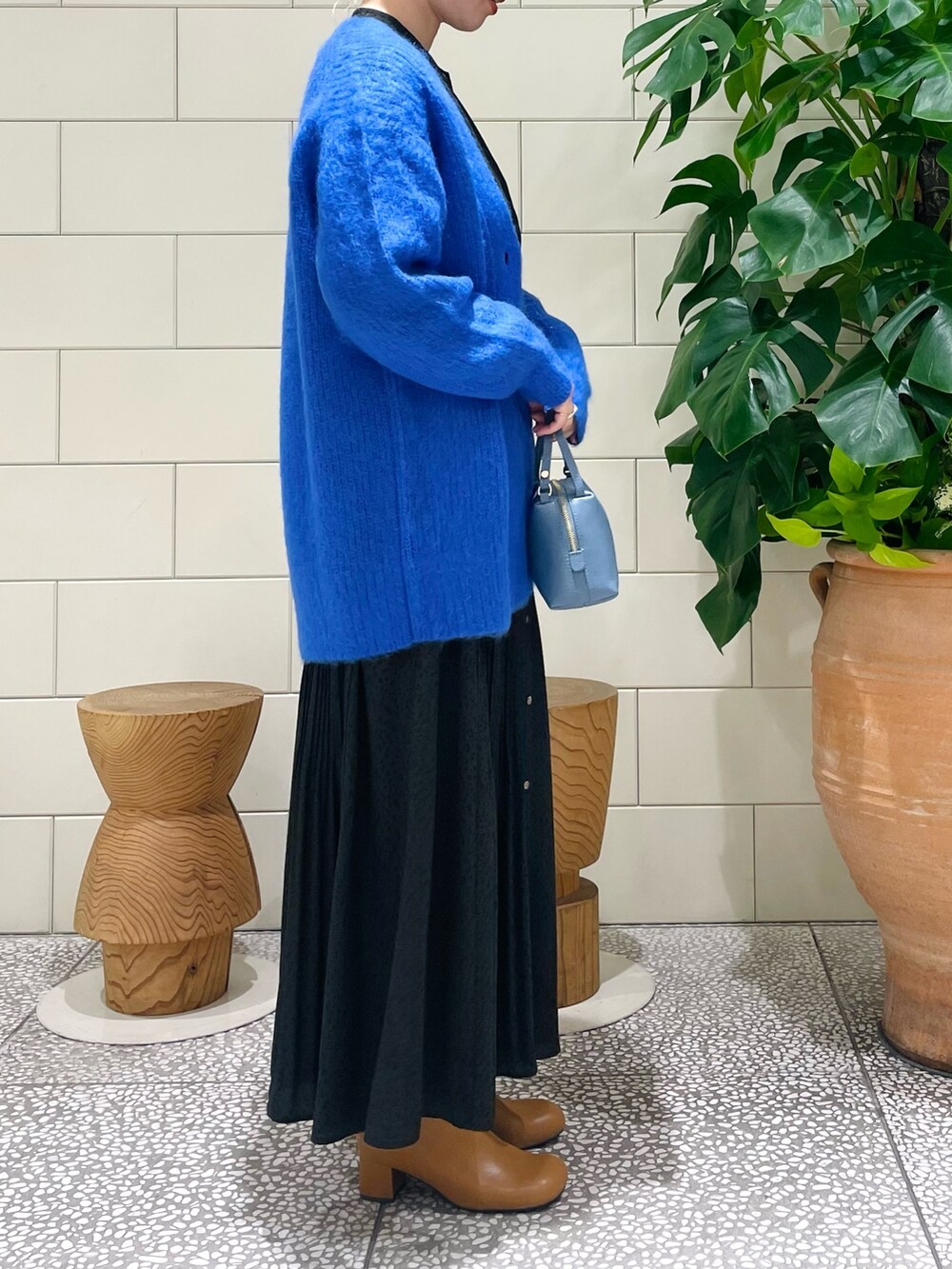 「休日スタイル、きれいめカジュアル、ニット、カーディガン、レイヤードスタイル、ワンピース、レオパード、ロングワンピース、ブーツ」｜「URBAN RESEARCHのレオパードドットプリントワンピース（シャツワンピース、グレー系）」を使った、MINAMIさん（レディース・158cm）の秋コーディネートの2枚目の写真