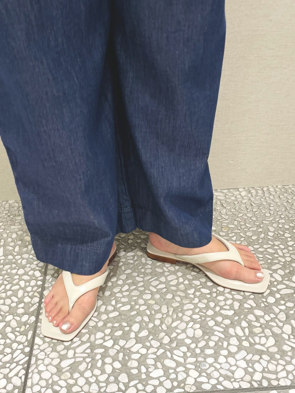 ブラック系のTシャツ/カットソー、ブルー系のオールインワン・サロペット、ホワイト系のサンダルを着用したレディースの夏コーディネートの3枚目の写真