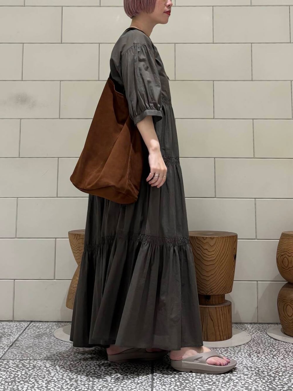 「ワンピース、スポーツミックス、URBANRESEARCH、シンプルコーデ、サンダル、newarrival、休日スタイル、サンダルコーデ、お出かけコーデ、旅行コーデ、骨格ウェーブ、夏ワンピース、ウェーブ×ブルベ夏、やや暑い」｜「OOFOSのOOFOS　Ooriginal（サンダル、ベージュ系）」を使った、MINAMIさん（レディース・158cm）の春コーディネートの2枚目の写真