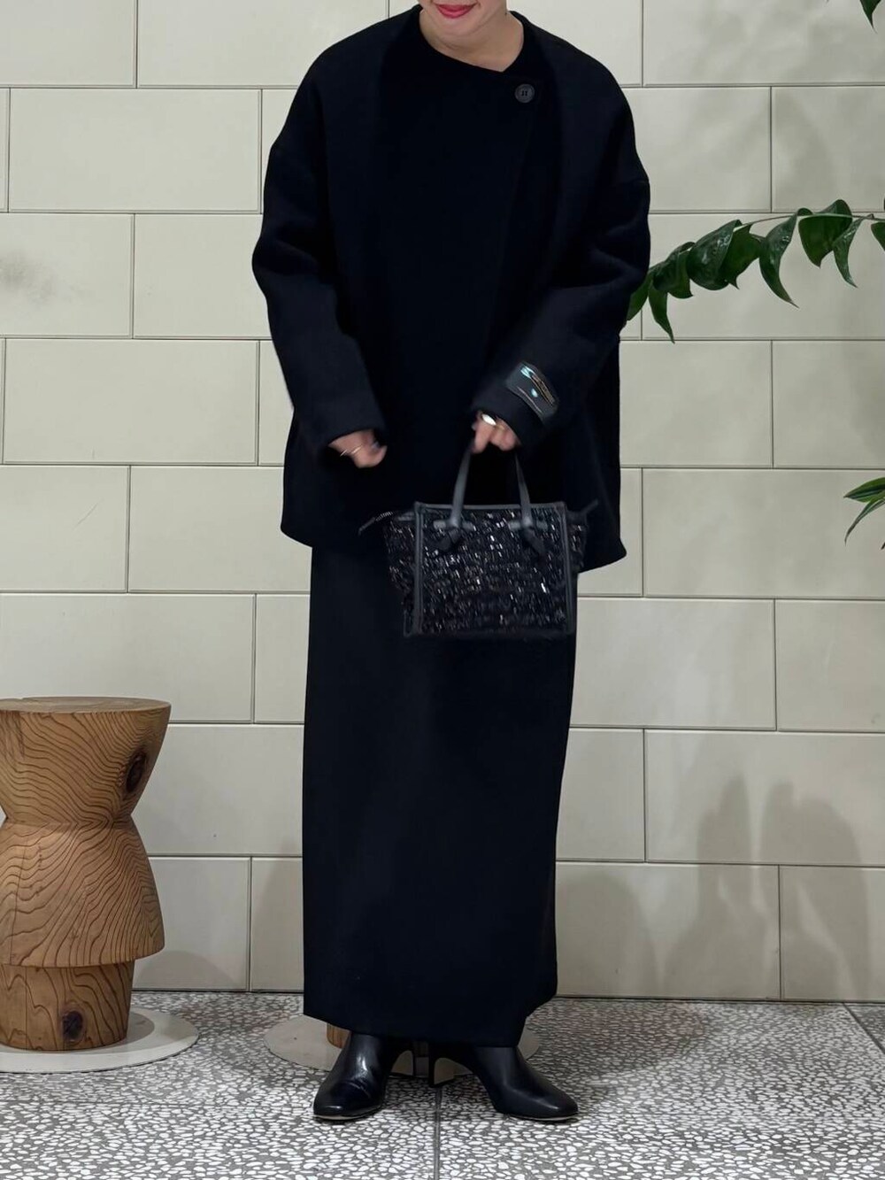 ブラック系のその他アウター、ブラック系のハンドバッグ、ブラック系のシャツ/ブラウスを着用したレディースの冬コーディネートの5枚目の写真