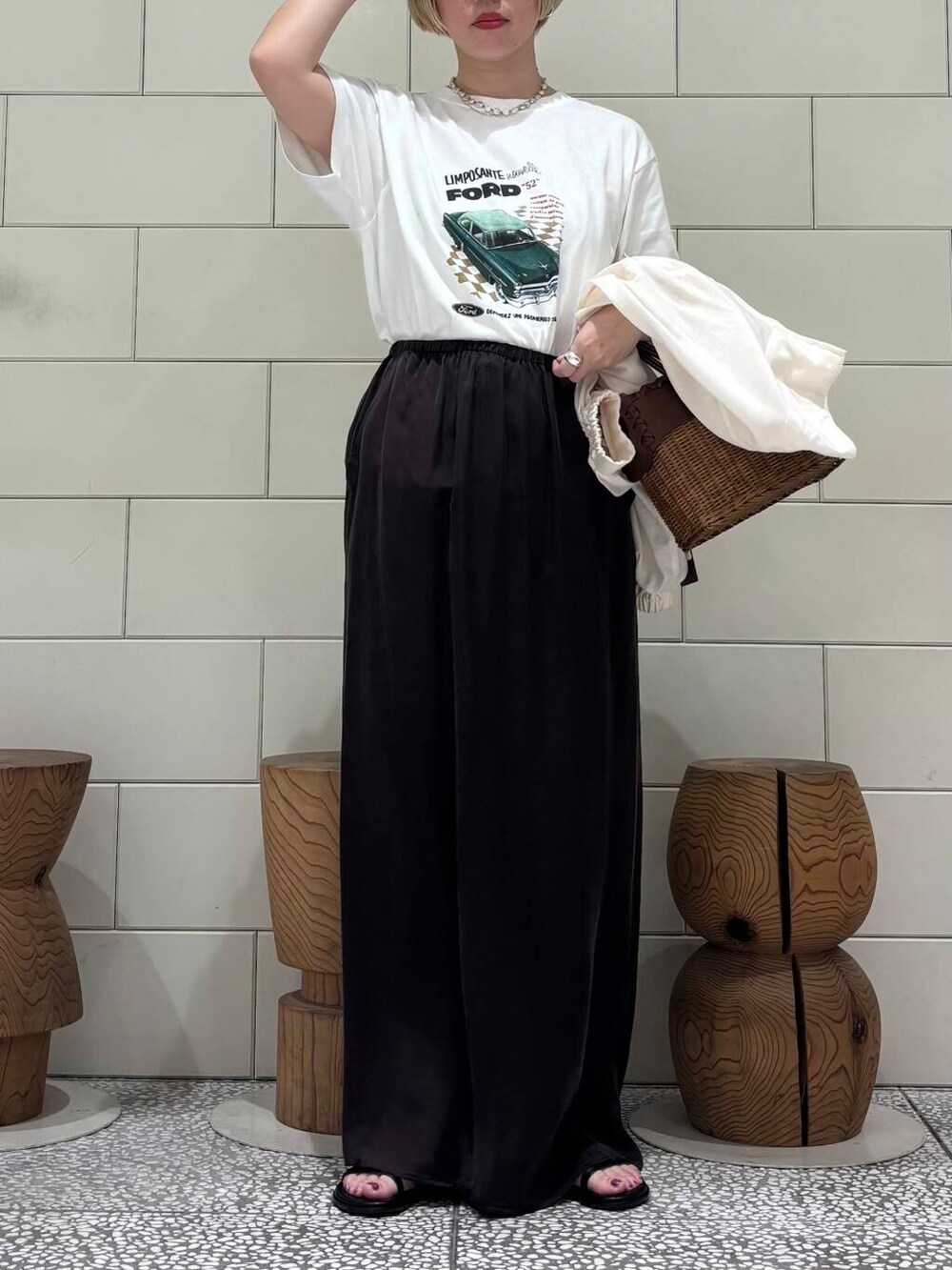 「大人カジュアル、ロングスカート、URBANRESEARCH、シンプルコーデ、サンダル、newarrival、休日スタイル、お出かけコーデ、旅行コーデ、骨格ウェーブ、ウェーブ×ブルベ夏、ここでしか手に入らない別注アイテム、初夏のお出掛けコーデ、寒暖差対策アイテム」|「URBAN RESEARCHのシアージップブルゾン(ブルゾン、ホワイト系)」を使った、MINAMIさん(レディース・158cm)の春コーディネートの3枚目の写真