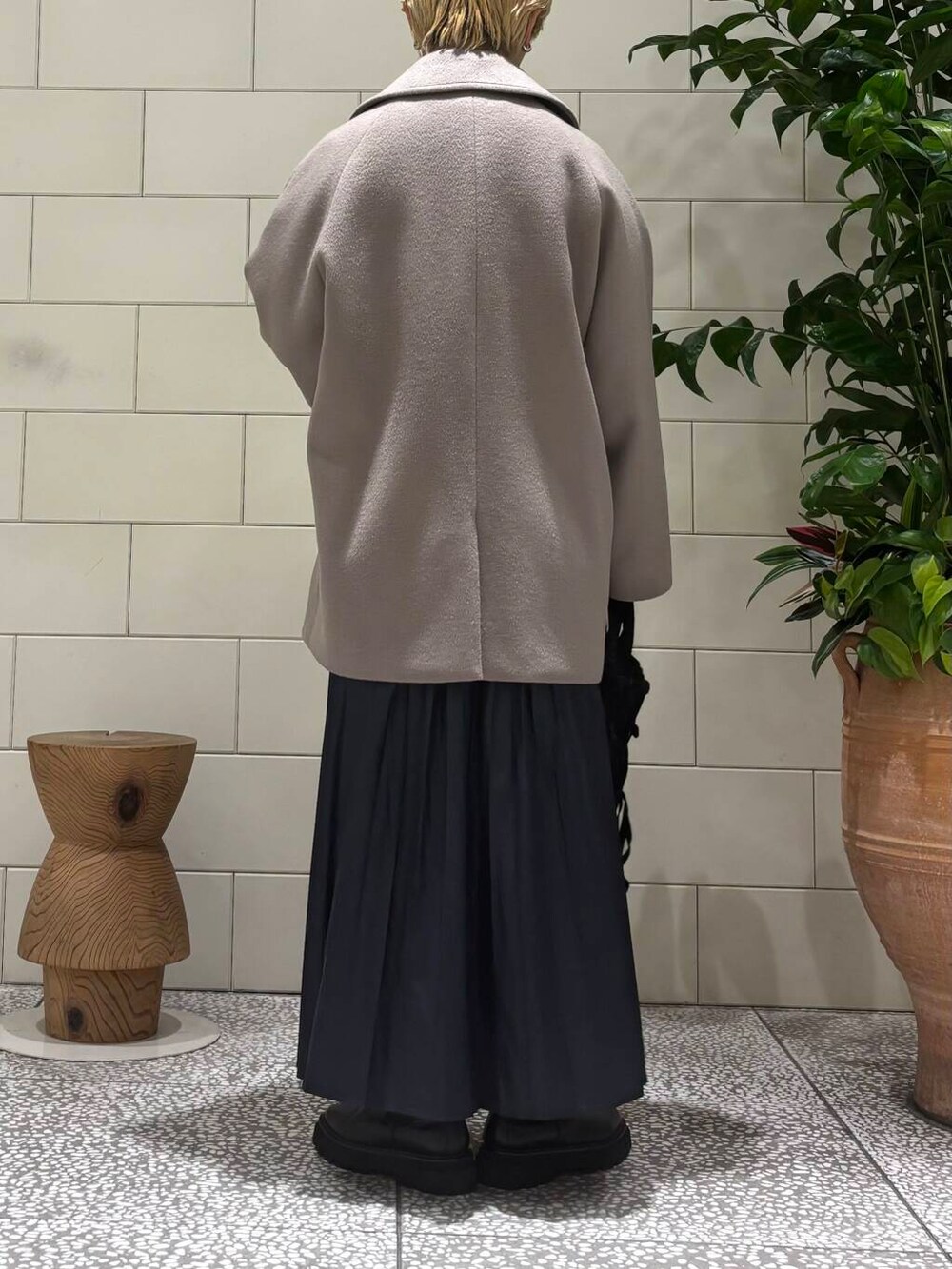 ホワイト系のニット/セーター、グレー系のカーディガン/ボレロ、ブルー系のスカートを着用したレディースの秋コーディネートの4枚目の写真