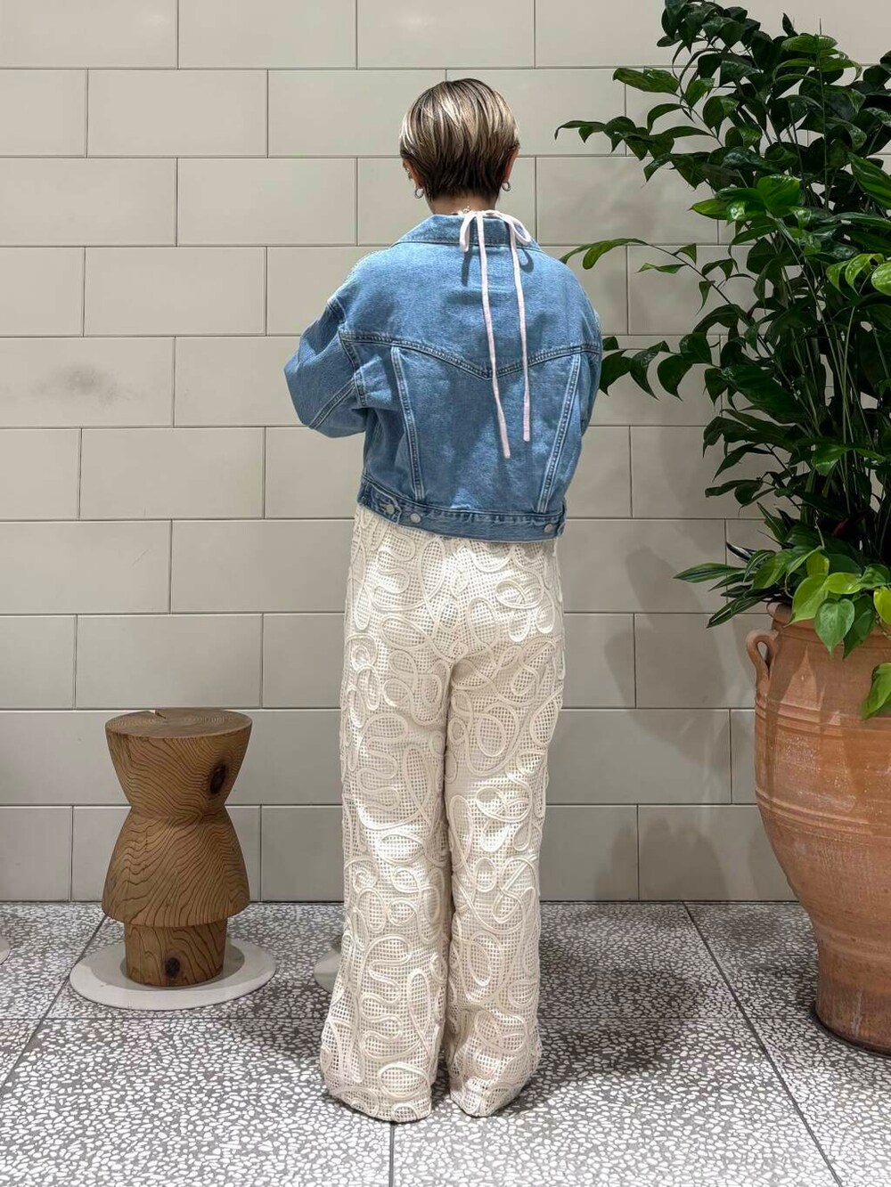 ブルー系のデニムジャケット、ホワイト系のその他パンツ、ピンク系のニット/セーターを着用したレディースの秋コーディネートの3枚目の写真