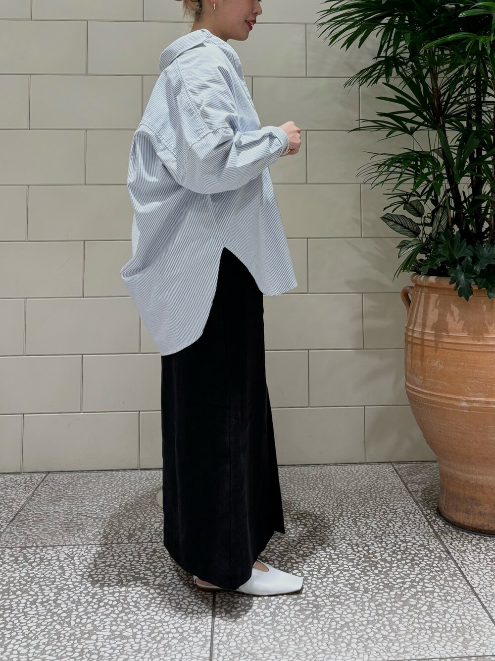 「春のおしゃ見えテクニック、春コーデ、春服みてみて、お出かけコーデ、シンプルコーデ、大人カジュアル、スカート、シャツスタイル」｜「URBAN RESEARCHのオックスオーバーシャツ（シャツ/ブラウス、その他）」を使った、MINAMIさん（レディース・158cm）の春コーディネートの2枚目の写真
