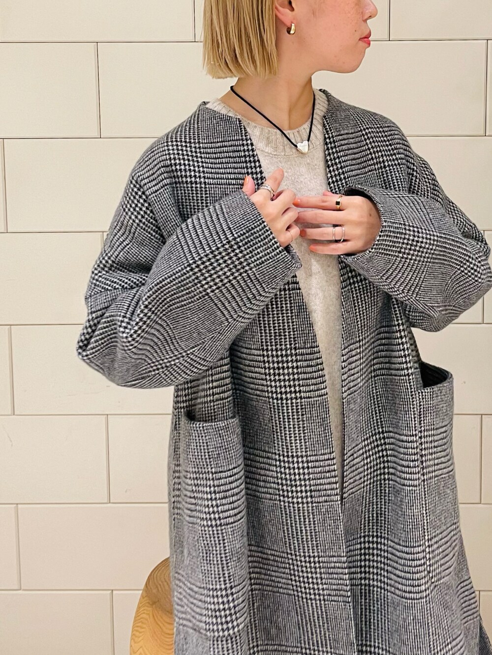 「シンプルスタイル、秋のコーデ、コート、ロングコート、リバーシブル、ブーツ、きれいめカジュアル」|「URBAN RESEARCHのdecor Plump Drop Pierce(ピアス(両耳用)、ゴールド系)」を使った、MINAMIさん(レディース・158cm)の秋コーディネートの3枚目の写真