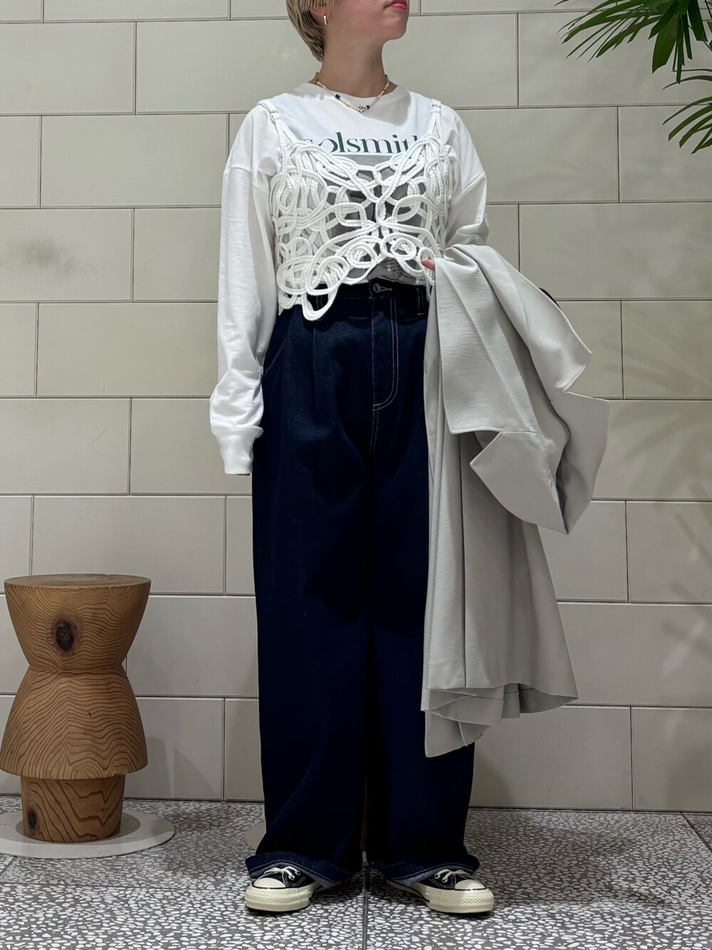 その他のTシャツ/カットソー、ホワイト系のニット/セーター、ブルー系のデニムパンツを着用したレディースの冬コーディネートの2枚目の写真