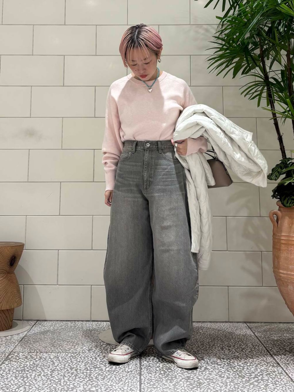 ホワイト系のその他アウター、グリーン系のデニムパンツ、ピンク系のニット/セーターを着用したレディースの冬コーディネートの5枚目の写真