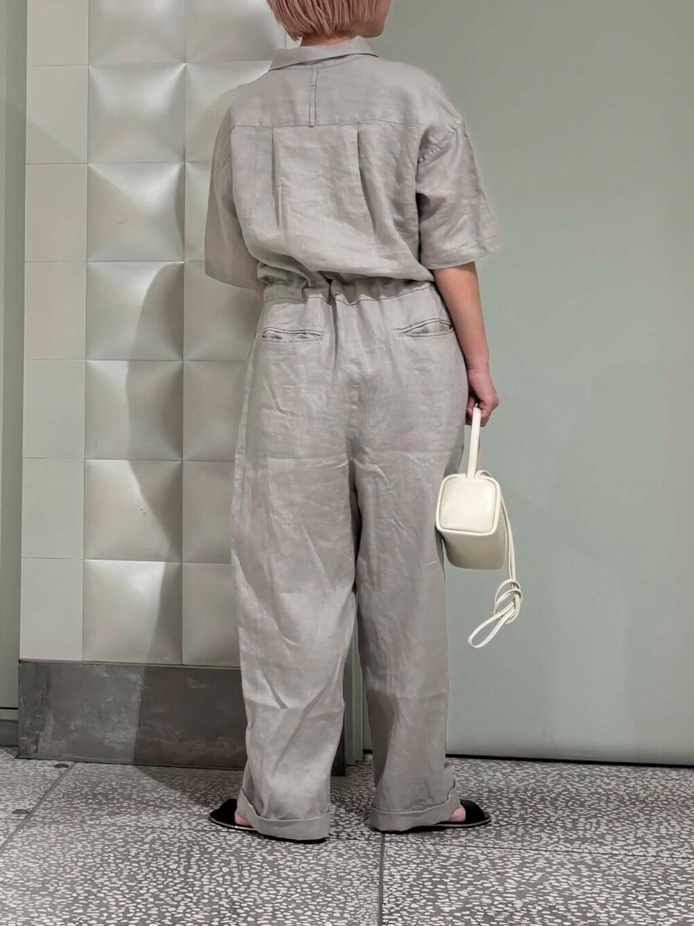 グレー系のサロペット/オーバーオール、ホワイト系のショルダーバッグを着用したレディースの夏コーディネートの3枚目の写真