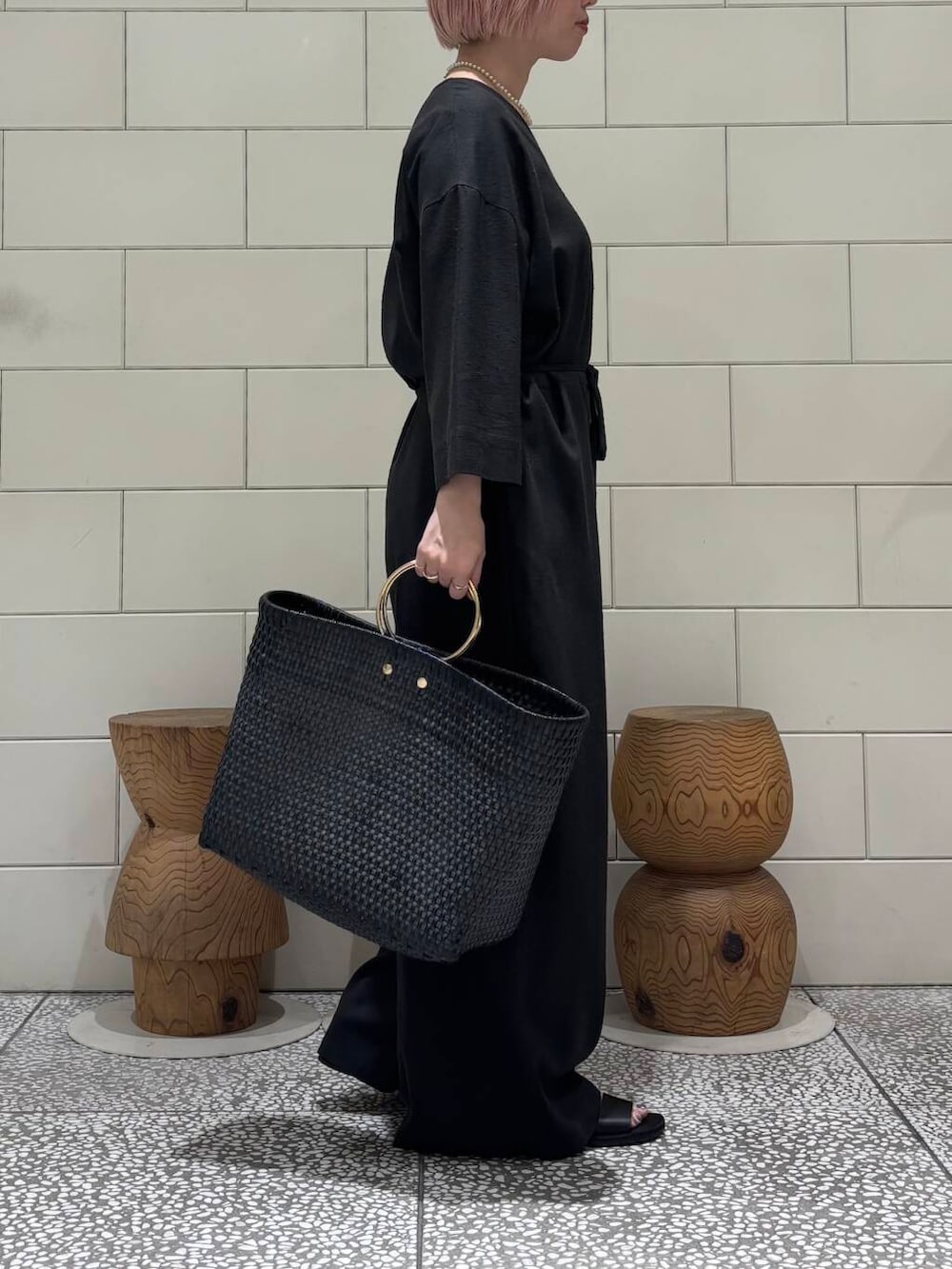 「大人カジュアル、きれいめカジュアル、URBANRESEARCH、サンダル、newarrival、休日スタイル、サンダルコーデ、お出かけコーデ、骨格ウェーブ、ウェーブ×ブルベ夏、やや暑い、最旬サンダルスタイル」｜「URBAN RESEARCHのレザーサンダル（サンダル、ブラック系）」を使った、MINAMIさん（レディース・158cm）の夏コーディネートの2枚目の写真