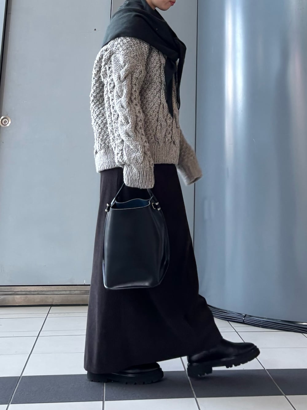 「冬コーデ、お出かけコーデ、ニット、クリスマスに着たい服、ゆるニット」｜「URBAN RESEARCHのウールカシミヤニットストール（ストール/ショール、グリーン系）」を使った、MINAMIさん（レディース・158cm）の秋コーディネートの2枚目の写真
