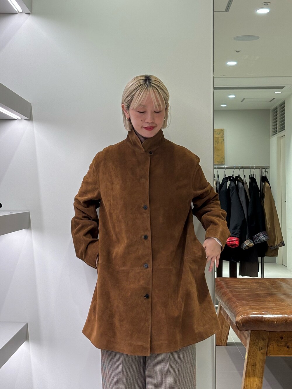 ホワイト系のTシャツ/カットソー、グレー系のその他パンツ、ブラック系のローファーを着用したレディースの秋コーディネートの3枚目の写真