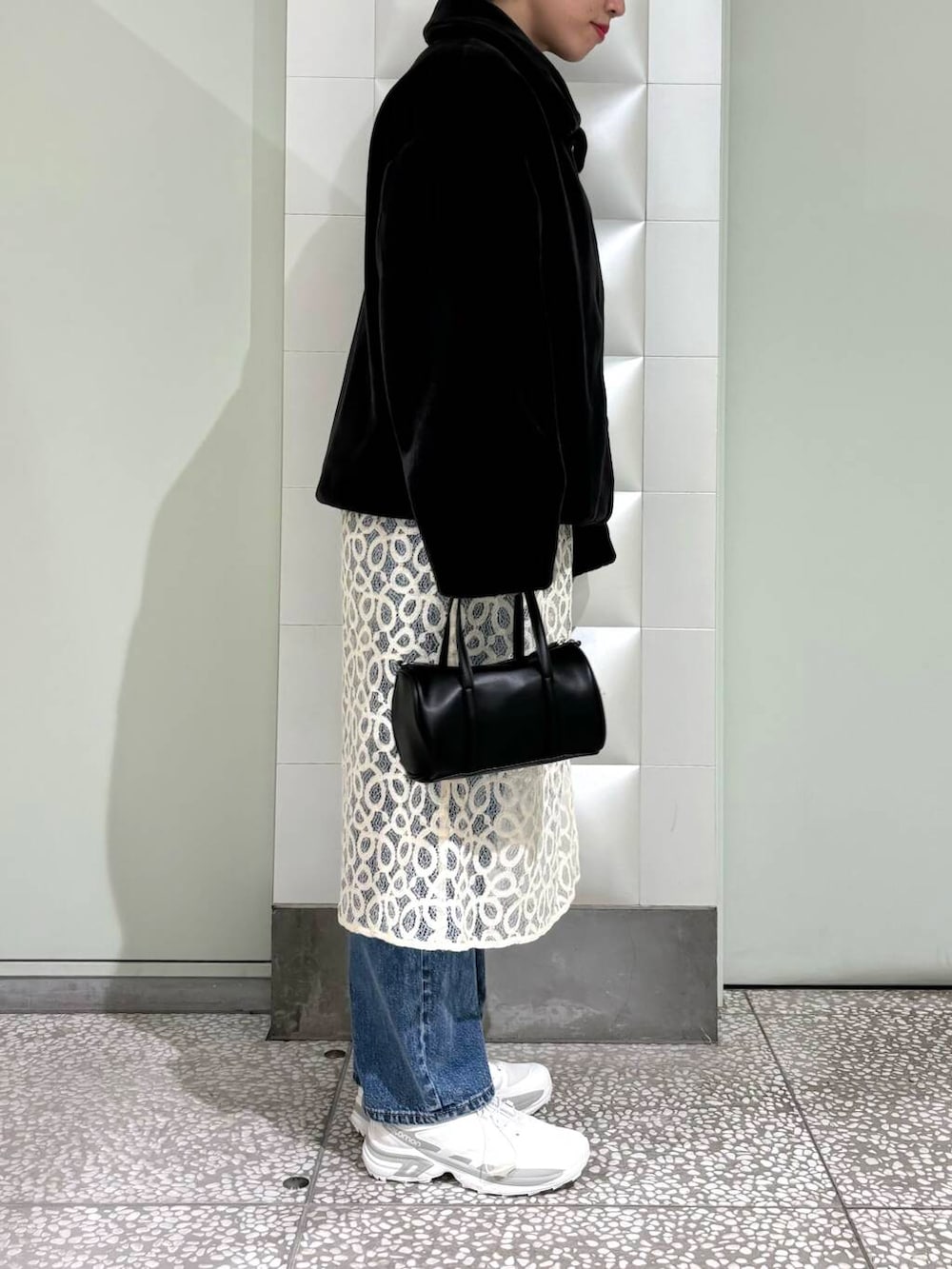 「アウター、URBANRESEARCH、エコファー、newarrival、レイヤードコーデ、ブルベ夏、骨格ウェーブ、ウェーブ×ブルベ夏、ウェーブ×カジュアル、ウェーブ×着やせ、私の推し新作アイテム」｜「URBAN RESEARCHのストレートフィットデニムパンツ（デニムパンツ、ブルー系）」を使った、MINAMIさん（レディース・158cm）の夏コーディネートの2枚目の写真