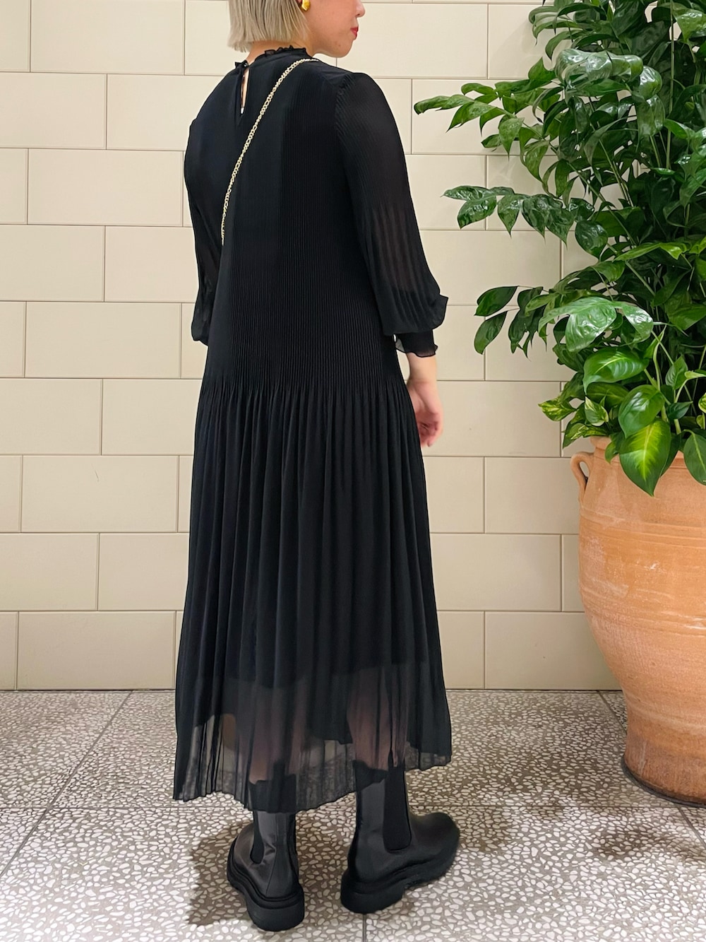 「秋服コーデ、大人カジュアル、キレイめ、シンプル、フォーマル、結婚式、ブーツ、シアー」|「URBAN RESEARCH ROSSO WOMENのランダムプリーツワンピース(ワンピース、ブラック系)」を使った、MINAMIさん(レディース・158cm)の秋コーディネートの2枚目の写真