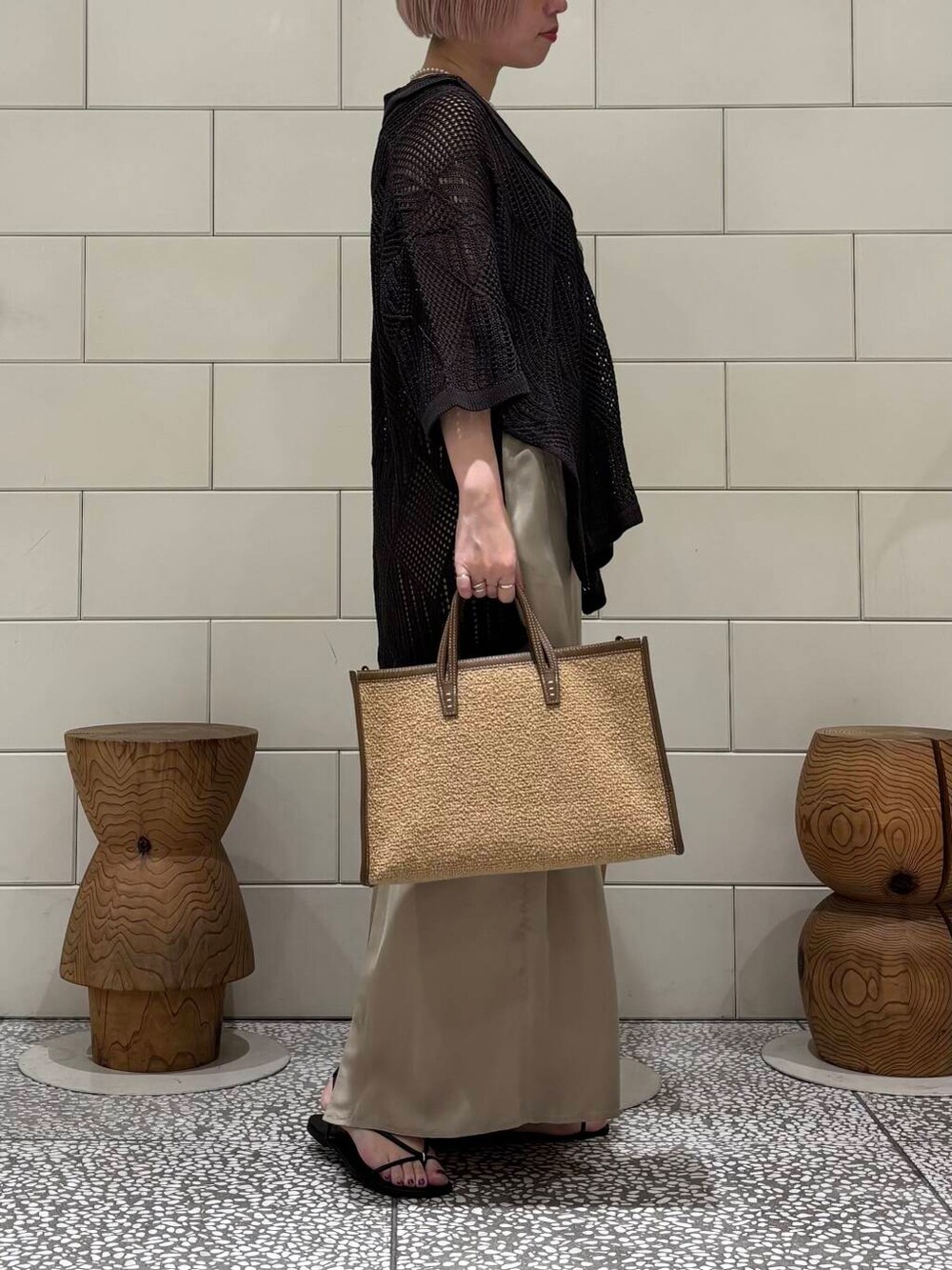 「大人カジュアル、URBANRESEARCH、シンプルコーデ、サンダル、newarrival、サマーニット、休日スタイル、シアートップス、お出かけコーデ、骨格ウェーブ、ウェーブ×ブルベ夏、私のイチ推しブランド、やや暑い、寒暖差対策アイテム」｜「LAATOのlace knit jacket（その他アウター、ブラウン系）」を使った、MINAMIさん（レディース・158cm）の春コーディネートの2枚目の写真