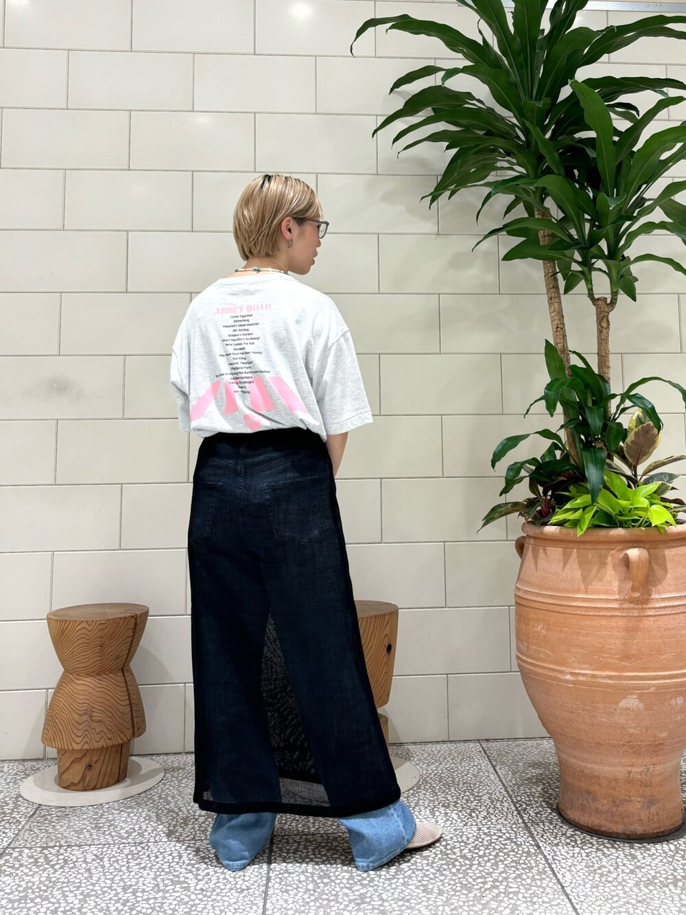 「お出かけコーデ、初夏コーデ、レイヤードスタイル、Tシャツコーデ、デニム、休日スタイル、カジュアルコーデ、韓国ファッション」|「GOOD ROCK SPEEDのGOOD ROCK SPEED THE BEATLES T-SHIRTS 1(Tシャツ/カットソー、グレー系)」を使った、MINAMIさん(レディース・158cm)の春コーディネートの3枚目の写真
