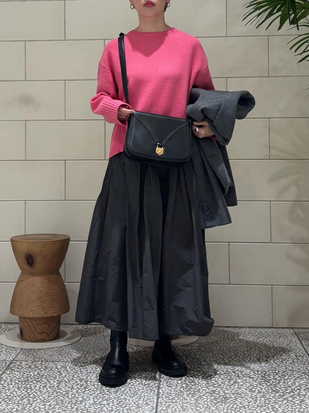 「冬アウター、秋冬コーデ、大人かわいい、カジュアルコーデ、着回しコーデ、オトナカワイイ、オトナカジュアル、骨格ウェーブ、ニット/セーター」｜「URBAN RESEARCHのウールモッサショートコート（その他アウター、グレー系）」を使った、MINAMIさん（レディース・158cm）の冬コーディネートの2枚目の写真