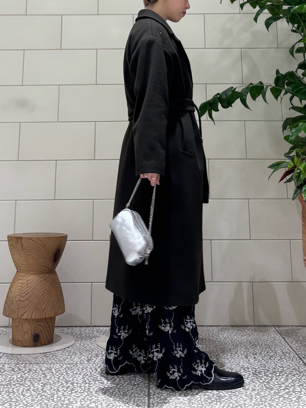 「冬コーデ、クリスマスに着たい服、マイベストコーデ2024、モノトーン、ニット、冬アウター」｜「URBAN RESEARCHのFox混クルーネックラメニットプルオーバー（ニット/セーター、グレー系）」を使った、MINAMIさん（レディース・158cm）の冬コーディネートの2枚目の写真