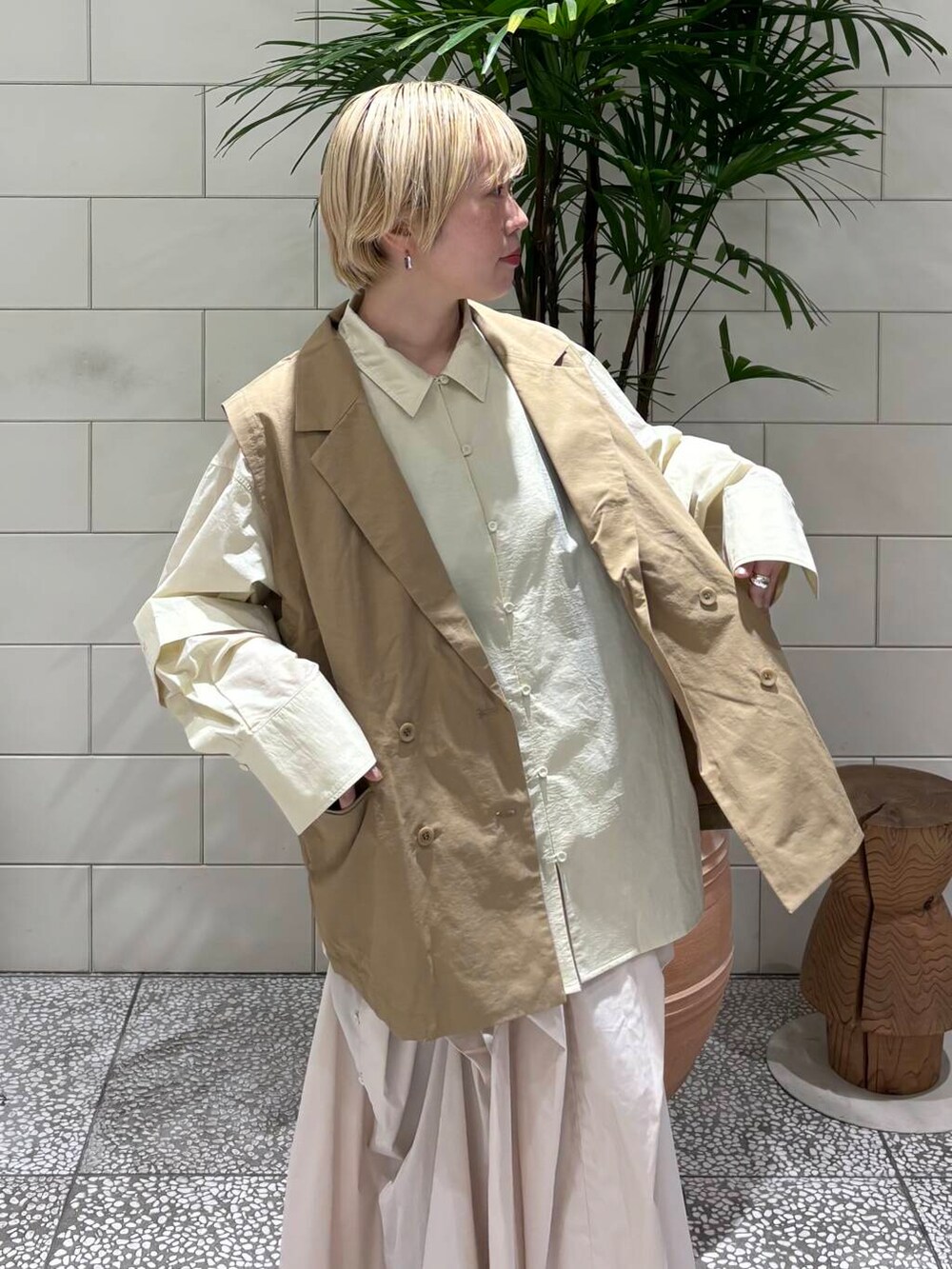 イエロー系のシャツ/ブラウス、ホワイト系のスカート、イエロー系のその他アウターを着用したレディースの冬コーディネートの4枚目の写真